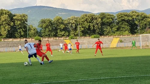 Igra Radničkog napreduje, atmosfera sve bolja, nedostaju samo golovi!