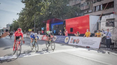 Haring obukao žutu majicu