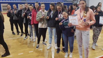 Muška i ženska ekipa u malim fudbalu SŠC "Pale" na završnom turniru MOI