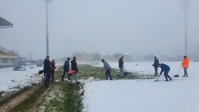 Čišćenje snijega na stadionu u Modriči, m:tel Premijer liga BiH