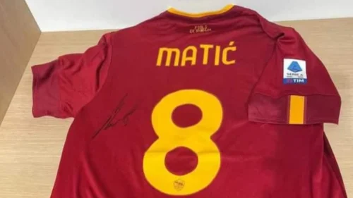 Dres Nemanje Matića na humanitarnoj aukciji za Magdalenu Vlaški
