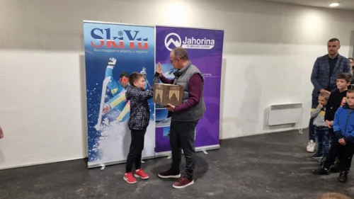 Danas dodijeljeno  ukupno 130 pari skija i kaciga (video)