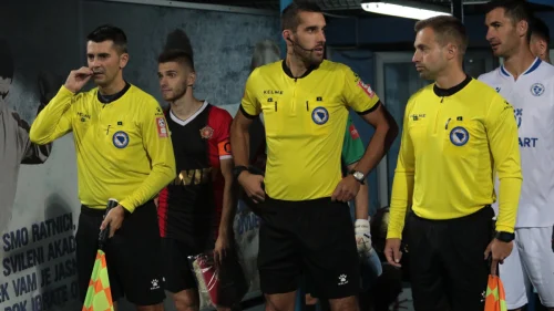 Miloš Gigović sudi duel juniora Porta i Barselone u Ligi prvaka
