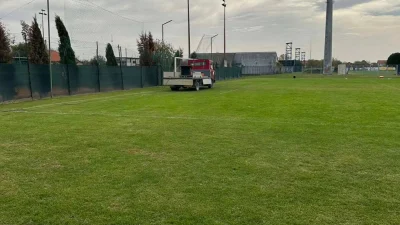 Radnik stavlja reflektore na pomoćni teren, Prva liga Republike Srpske
