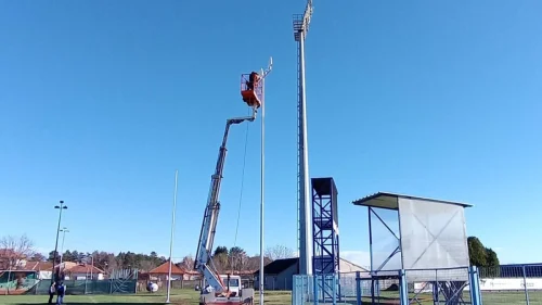 Postavljeni reflektori na pomoćnom terenu Gradskog stadion u Bijeljini, Prva liga Republike Srpske