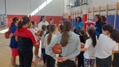  Djevojčice iz " Pokreta Marina Maljković" u Banjaluci s cvijećem i zagrljajima dočekale Sašu Čađo