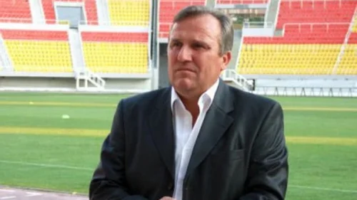 Mitrović u igri, Vlahović na klupi