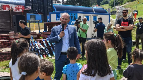 Dobitnici iz akcije „1000 skija za našu djecu“ uživali na novom ljetnjem sadržaju – jahorinskoj trampolini
