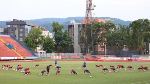 Prvo je izašao Borac, onda su Albanci pričali o željama, pa trenirali
