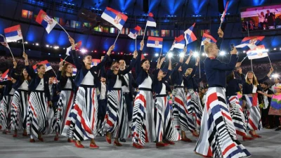 Maja i Manda nose zastavu