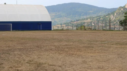 Vrelina i suša uzele danak: Stadion Stakorine ne liči na fudbalski teren, Druga liga  – Istok