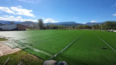 Počelo postavljanje vještačke trave na pomoćnom stadionu FK Romanija, Prva liga Republike Srpske