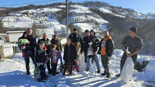 Moto Mrazevi obradovali vlaseničke mališane