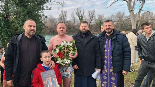 Plivali i mostarski Srbi, savladali hladnu Neretvu