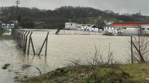 Voda potopila i teren u Glamočanima, Prva liga RS