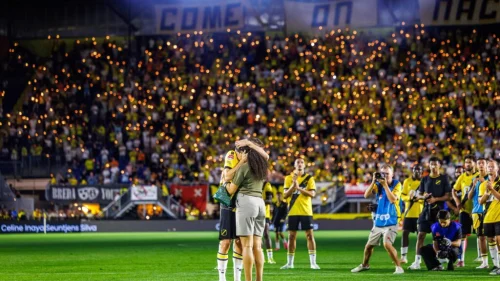 Stadion u Bredi utihnuo: Navijači NAC-a pružili podršku fudbaleru nakon tragedije