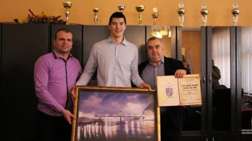 Košarkaš Crvene Zvezde Luka Mitrović posjetio Zvornik