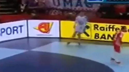 Flašom na srpskog rukometaša